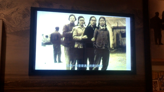 四个女大学生屏幕展示