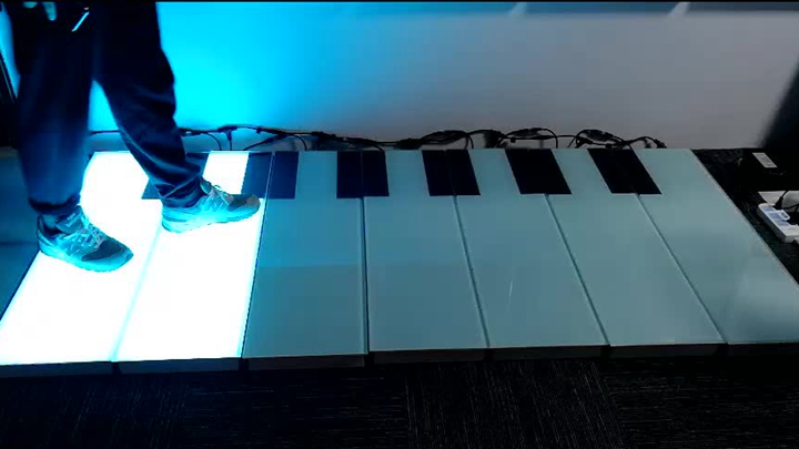 地面钢琴