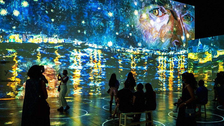 梵高艺术展中的沉浸式互动投影