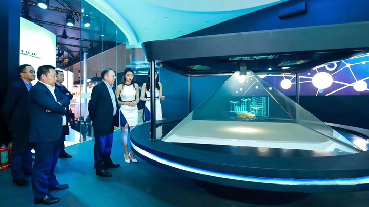 展馆中360度的3D全息展示柜