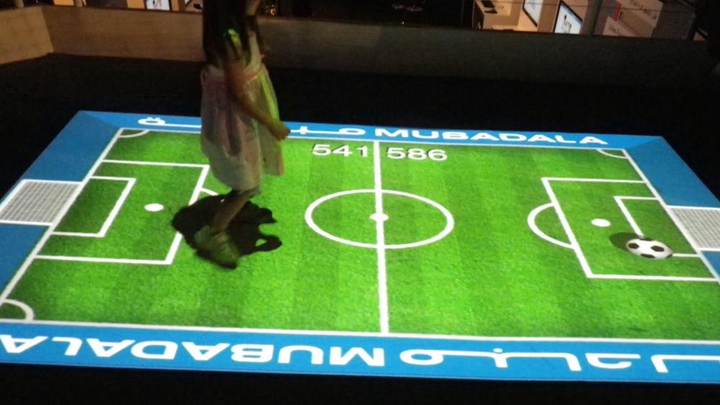地面足球的运动类互动投影游戏