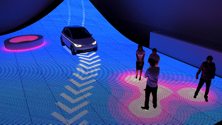 在汽车展馆中使用互动LED地砖屏展示汽车性能