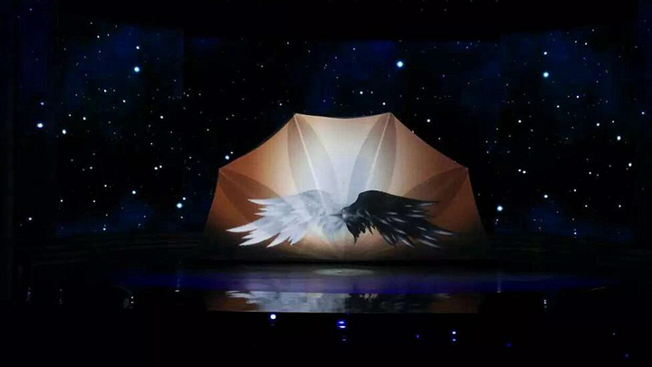 黑白翅膀异形投影舞台效果