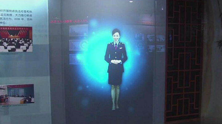 虚拟主持人在展厅中以背部投影的形式呈现